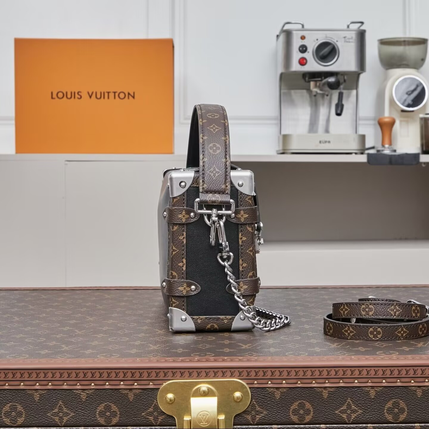 LV SIDE TRUNK VIBE Medium Handbag M15195 16x8.5x23.5cm - Image 4