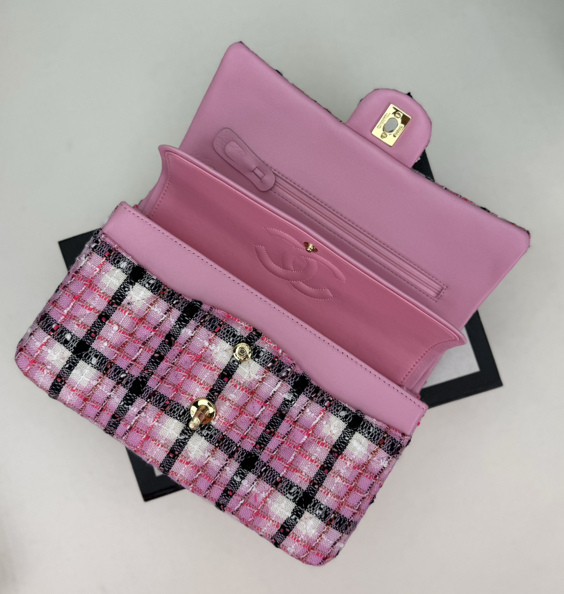 CHANEL CLASSIC HANDBAG 25cm - Image 4