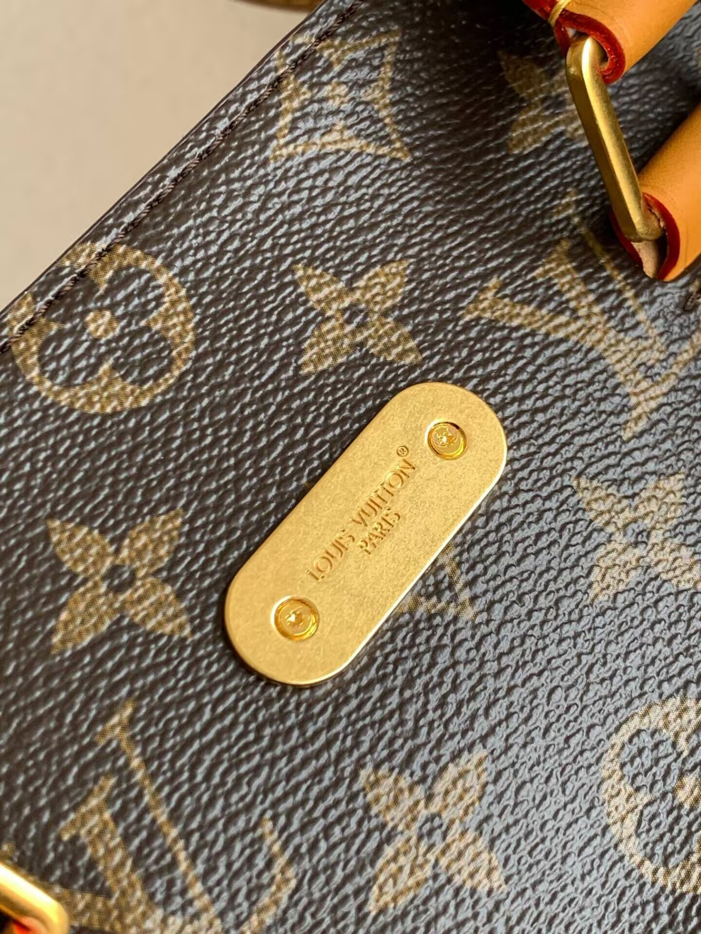 LV Backpack M25989 32x33x14cm - Image 9