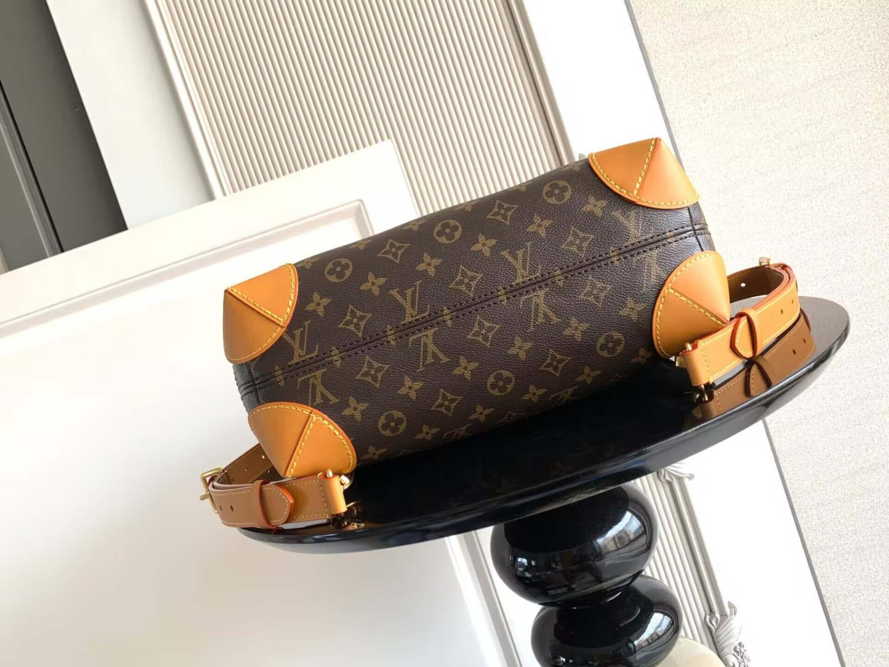 LV Backpack M25989 32x33x14cm - Image 4