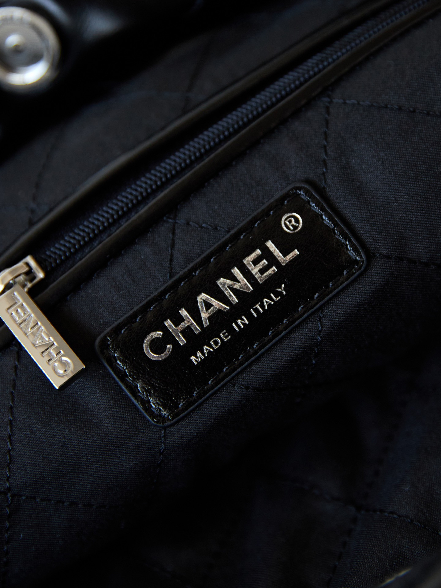 CHANEL 22 HANDBAG Shiny Calfskin ALL Black 15.21¡Á16.38¡Á3.12 in - Image 9