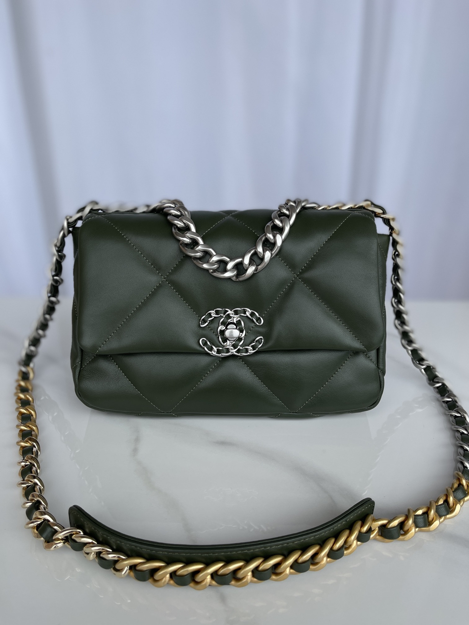 CHANEL 19 HANDBAG Shiny Leather, Gold-Tone, Silver-Tone & Ruthenium-Finish Metal Dark Green 6.2 ¡Á 10.1 ¡Á 3.5 in - Image 2