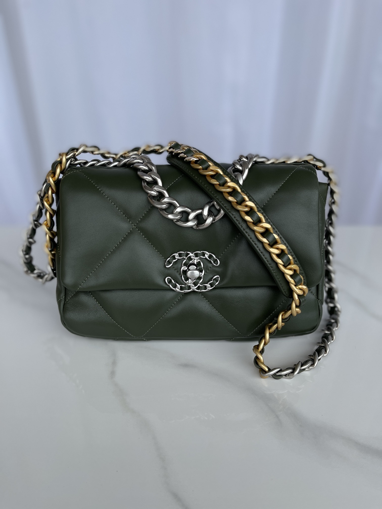 CHANEL 19 HANDBAG Shiny Leather, Gold-Tone, Silver-Tone & Ruthenium-Finish Metal Dark Green 6.2 ¡Á 10.1 ¡Á 3.5 in - Image 3