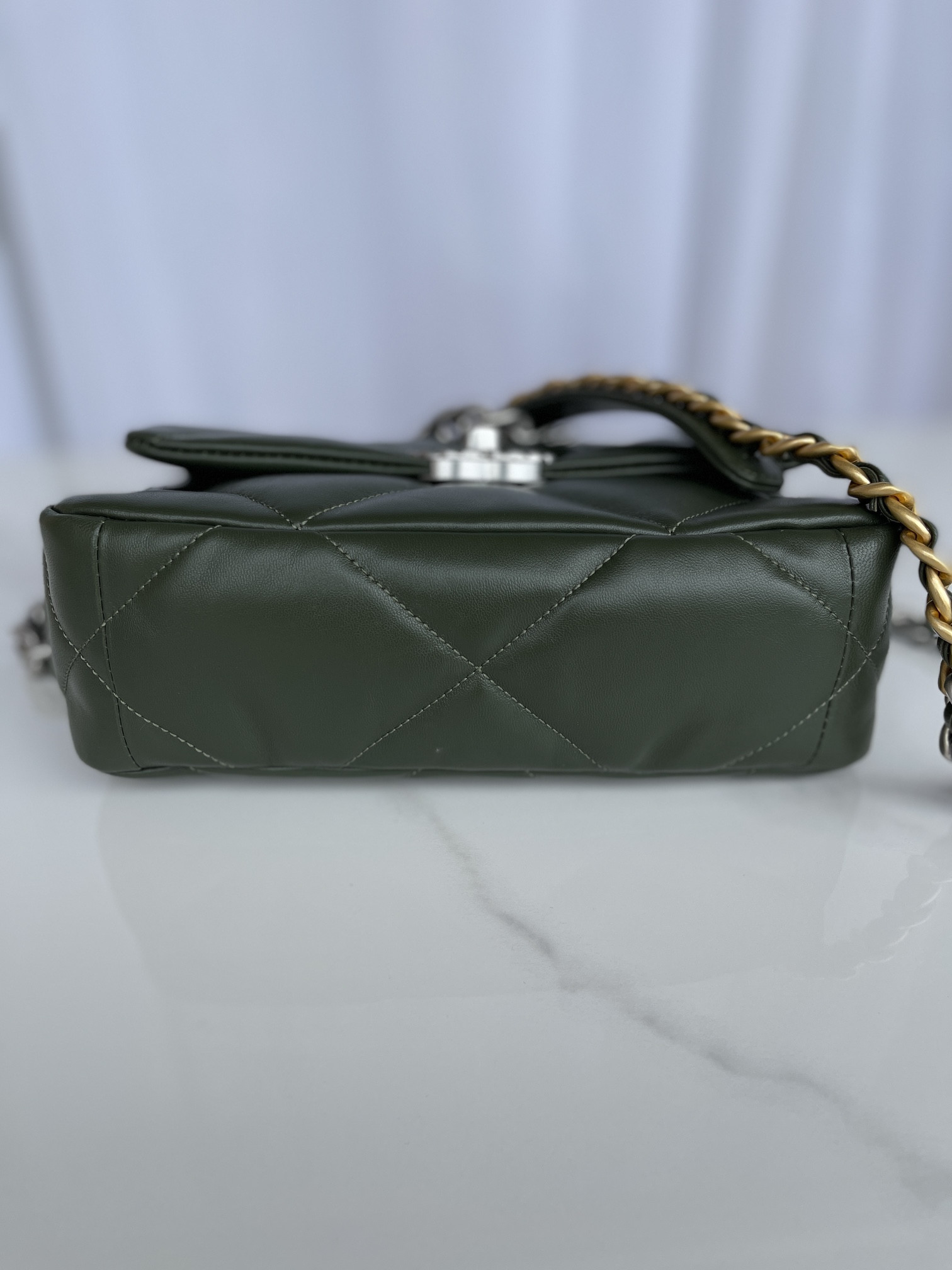 CHANEL 19 HANDBAG Shiny Leather, Gold-Tone, Silver-Tone & Ruthenium-Finish Metal Dark Green 6.2 ¡Á 10.1 ¡Á 3.5 in - Image 4