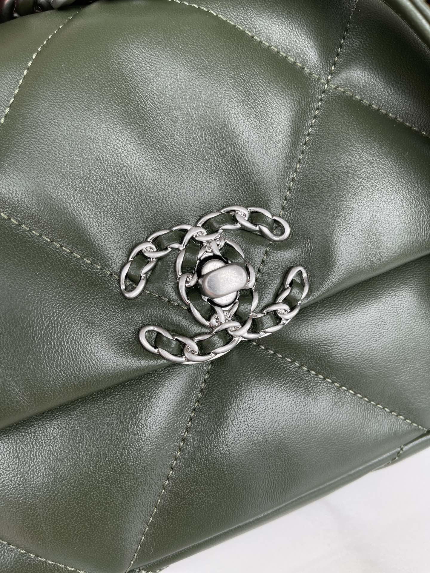 CHANEL 19 HANDBAG Shiny Leather, Gold-Tone, Silver-Tone & Ruthenium-Finish Metal Dark Green 6.2 ¡Á 10.1 ¡Á 3.5 in - Image 6