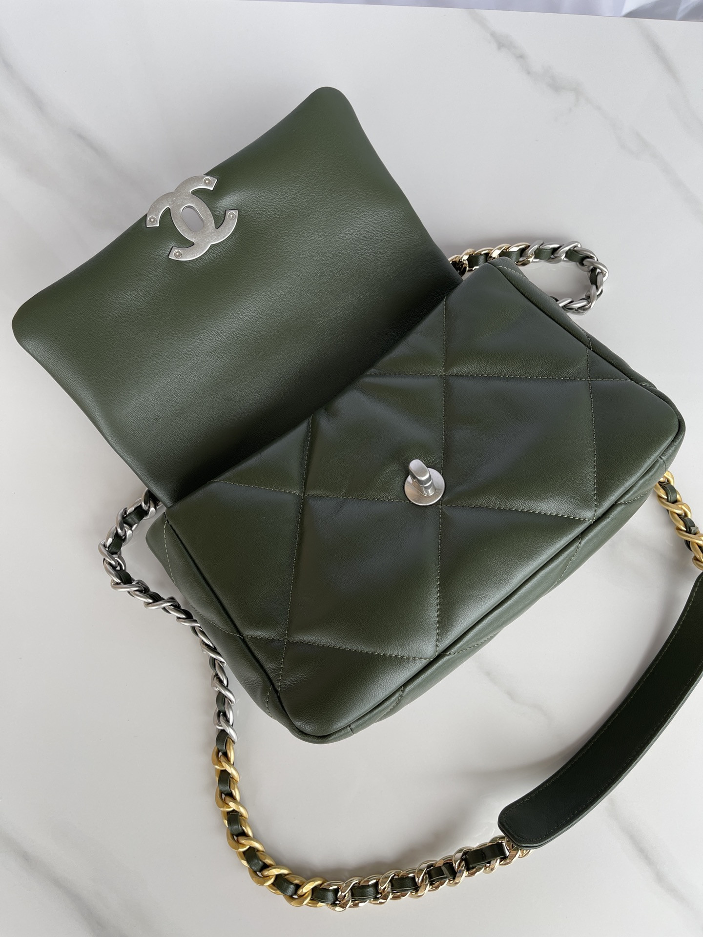 CHANEL 19 HANDBAG Shiny Leather, Gold-Tone, Silver-Tone & Ruthenium-Finish Metal Dark Green 6.2 ¡Á 10.1 ¡Á 3.5 in - Image 8
