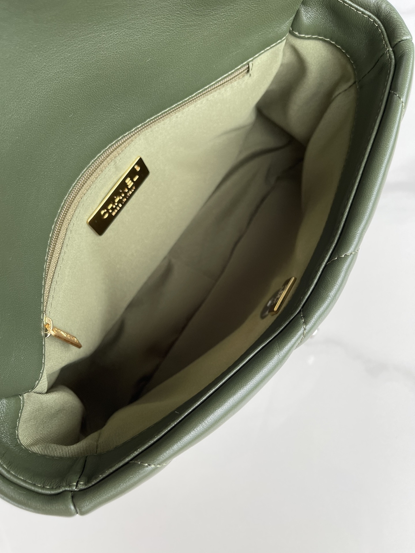CHANEL 19 HANDBAG Shiny Leather, Gold-Tone, Silver-Tone & Ruthenium-Finish Metal Dark Green 6.2 ¡Á 10.1 ¡Á 3.5 in - Image 9