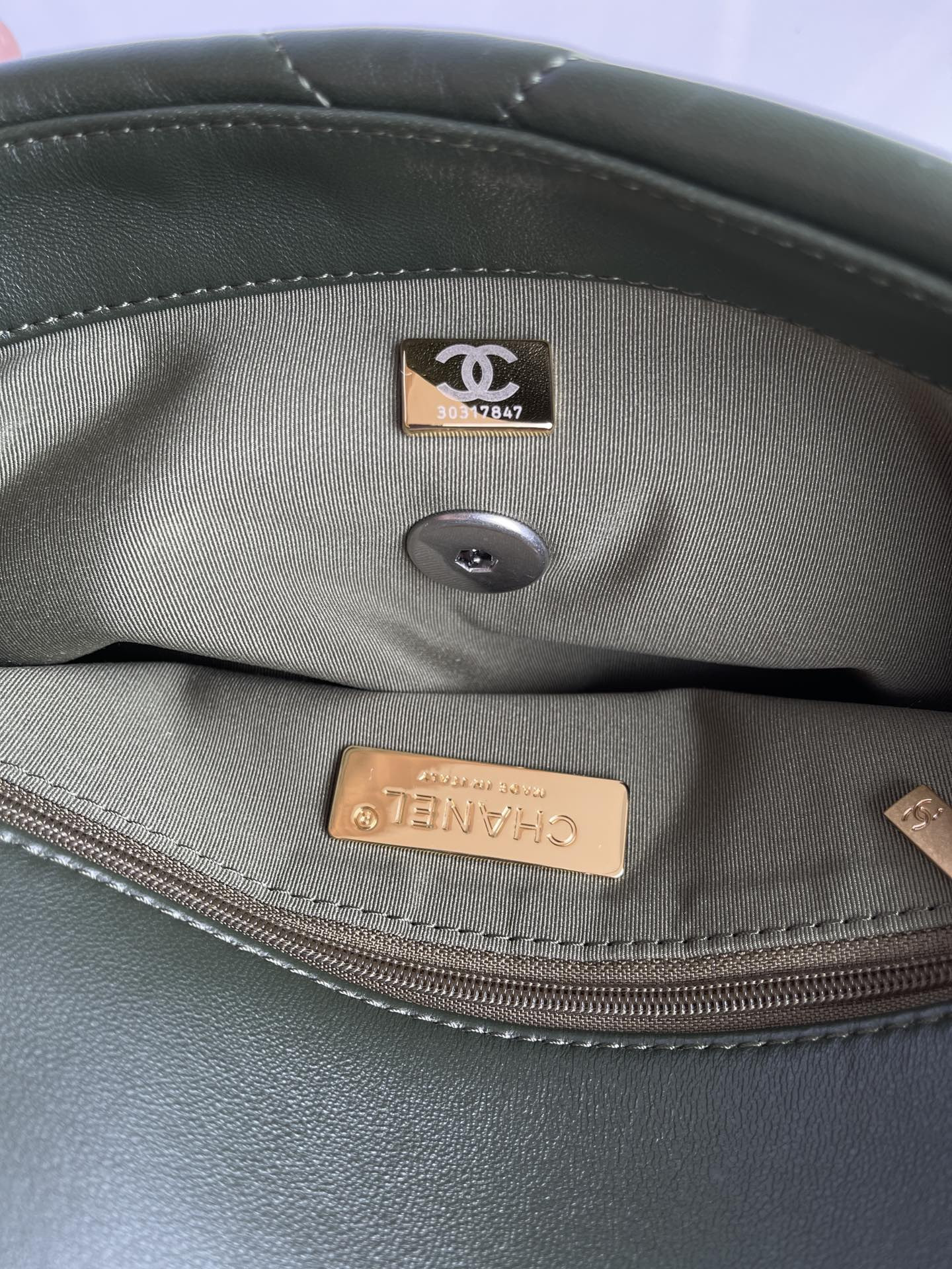 CHANEL 19 HANDBAG Shiny Leather, Gold-Tone, Silver-Tone & Ruthenium-Finish Metal Dark Green 6.2 ¡Á 10.1 ¡Á 3.5 in - Image 10