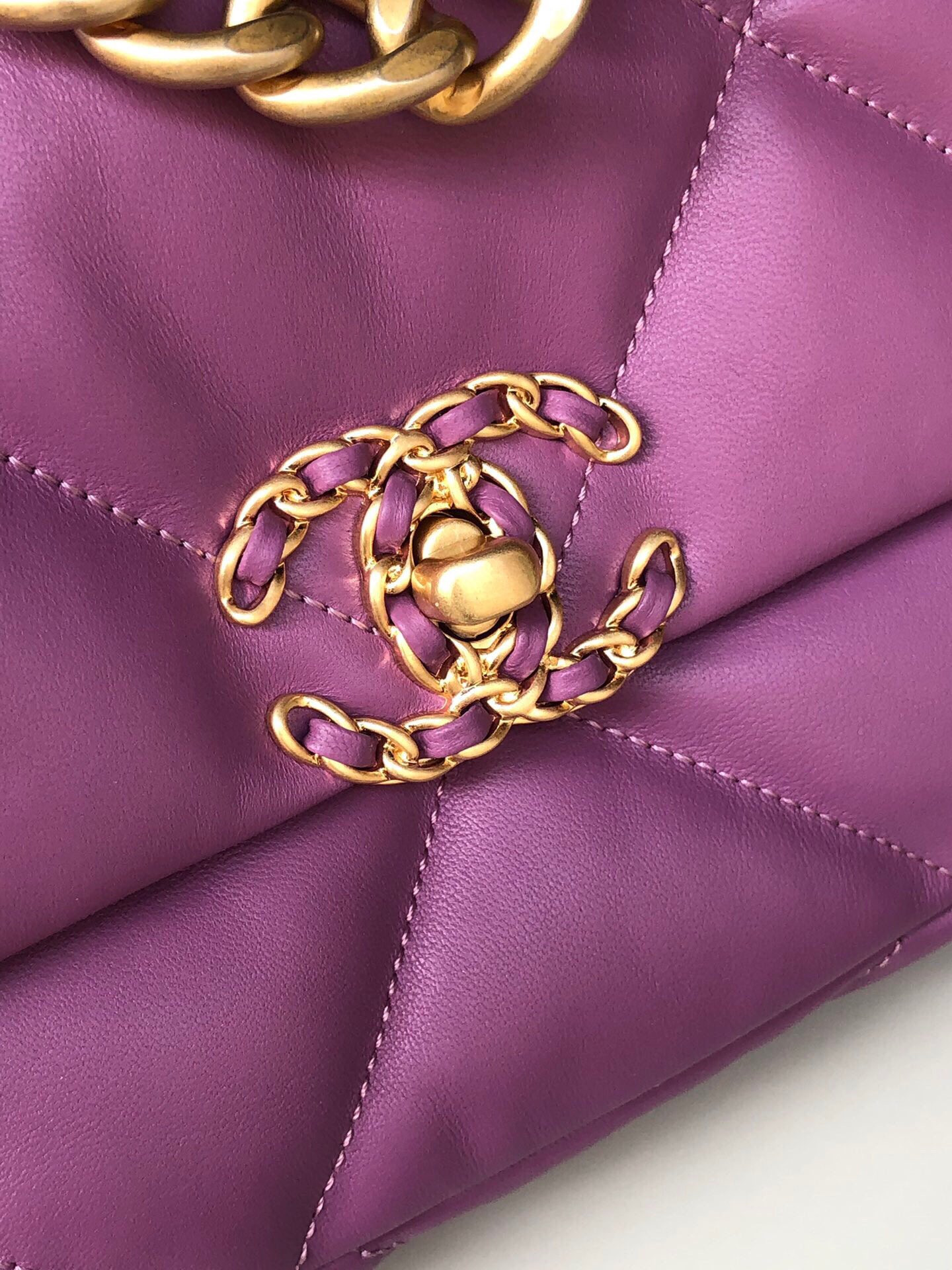 CHANEL 19 HANDBAG Shiny Leather, Gold-Tone, Silver-Tone & Ruthenium-Finish Metal Purple 6.2 ¡Á 10.1 ¡Á 3.5 in - Image 6